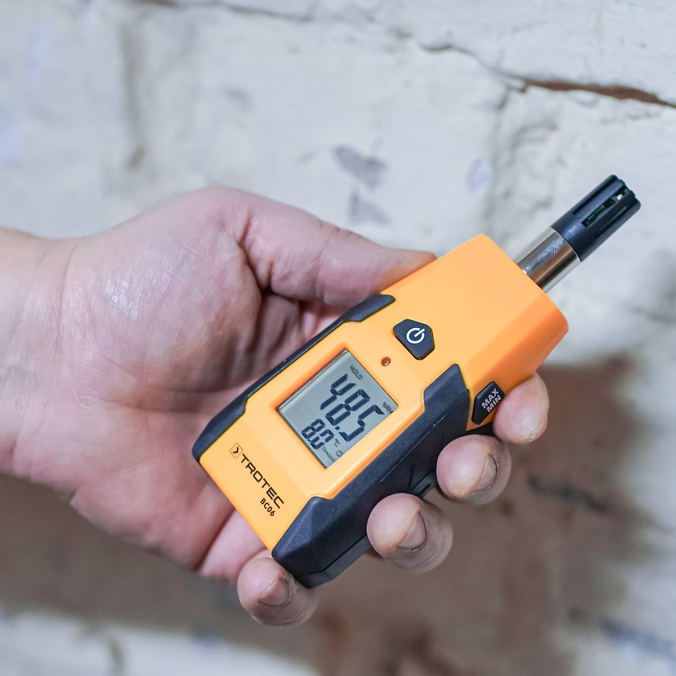 Messung der Luftfeuchtigkeit mit Hygrometer bei Bautrocknung in Berlin